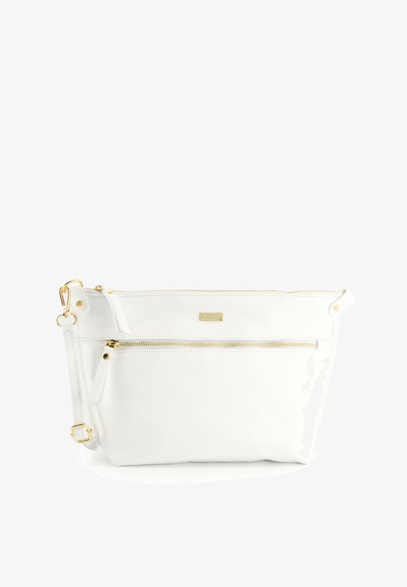 Hvid læder crossbody taske med guldfarvet hardware, der har en lynlåslomme foran og justerbar rem til alsidige bærmuligheder.