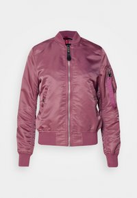 Bomber jacket dalam warna ungu muda, terbuat dari satin halus. Memiliki ritsleting depan, kantong samping, dan kantong lengan dengan ritsleting serta label kain.