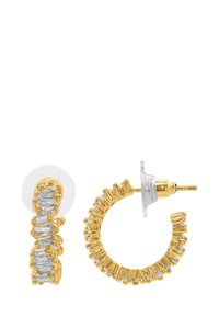 Pendientes de aro dorados con un diseño texturizado y piedras preciosas claras. Un pendiente tiene forma de línea recta, mientras que el otro es de estilo aro curvado.