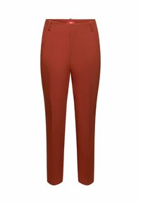 Pantalon pour femme sur mesure de couleur rouille avec plis devant et passants de ceinture, présenté sur un fond blanc uni.