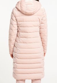 Lang, hættejakke i lyserød med fyld, der har en quiltet design med vandret syninger, elastiske manchetter og en tætsiddende silhuet.