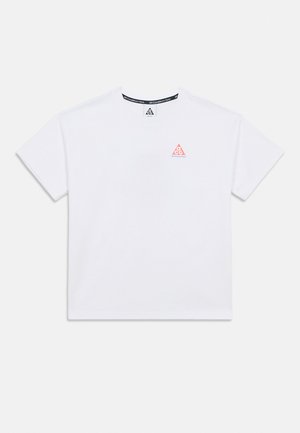 Camiseta blanca de manga corta con un pequeño logo de triángulo rojo y negro en el pecho izquierdo y un texto negro en el interior del cuello que dice "All Conditions Gear."