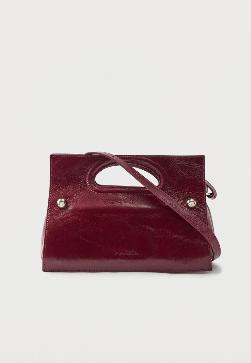 Sac à main en cuir bordeaux de forme rectangulaire, avec poignées supérieures et une bandoulière réglable. Il présente des accessoires en argent et une finition texturée.