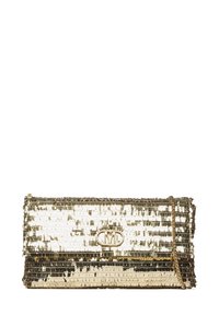 Borsa a clutch in paillettes dorate con forma rettangolare, dotata di una tracolla in catena dorata e di un logo del marchio al centro. Dettaglio della superficie testurizzata.
