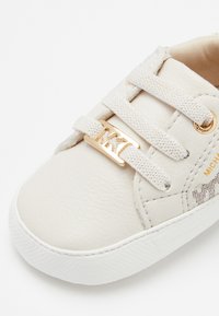 Michael Kors Kids BABY IZETTA First shoes vanilla/gold-coloured