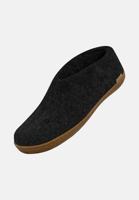 Pantofole in feltro nero con punta arrotondata, suola in gomma e design minimalista. Texture morbida e senza hardware o motivi visibili.
