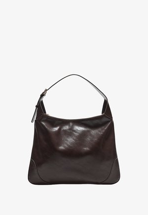 Donkerbruine leren handtas met een gladde textuur, gebogen vorm en een enkele afneembare schouderband. Heeft subtiele stiksels en accenten.