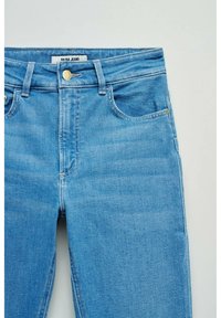 Hellblaue Jeans mit hohem Bund, vorderen Taschen, Gürtelschlaufen und einem Metallknopfverschluss, beschriftet mit "SALSA JEANS".