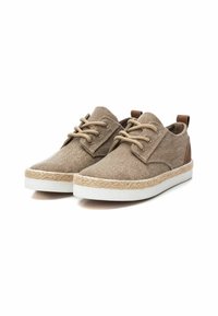 Zapatillas de lona marrones con parte superior de tejido beige, acentos de cuero color marrón claro, entresuela de cuerda trenzada de color claro y suela de goma blanca.