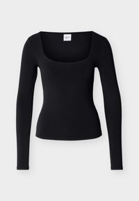 Μαύρο μακρυμάνικο εφαρμοστό τοπ με τετράγωνη λαιμόκοψη και μια μικρή λευκή ετικέτα μέσα στον γιακά, εμφανιζόμενο σε λευκό φόντο.