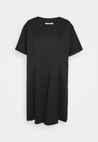 Svart kortärmad klänning med rund halsringning, med draperade veck och lös passform, tillverkad av ett slätt tyg. Enkel design, utan mönster eller detaljer.