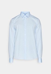 Světle modrá košile s dlouhým rukávem z bavlněné látky, s jemným vzorem drobných svislých linií, límcem na knoflíky a pravidelným střihem.