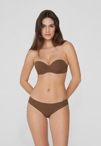 Brązowy biustonosz bez ramiączek i pasujące majtki bikini wykonane z gładkiego materiału, z bezszwowym designem i zaokrąglonymi krawędziami dla dopasowanego wyglądu.