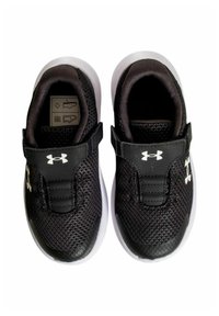 Scarpe da ginnastica nere con upper in mesh, fascia in velcro e suola bianca. Presentano un logo Under Armour e dettagli texturizzati sulla punta.