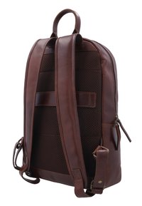 Brun læderrygsæk set bagfra med polstret netpanel, dobbelte justerbare skulderstropper og bærehåndtag øverst.