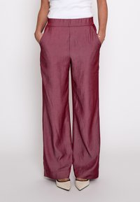 Ei valittu, maroon red mel