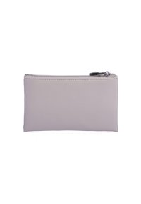 Funda con cremallera de color gris claro, fabricada con un material suave similar al cuero, que presenta una forma rectangular simple y costuras finas a lo largo de los bordes.