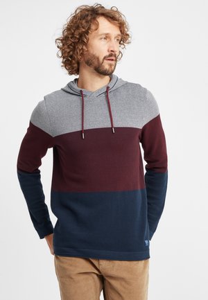 Sweatshirt à capuchon avec un design en maille texturée aux rayures horizontales gris, bordeaux et bleu marine. Il comprend des cordons réglables.