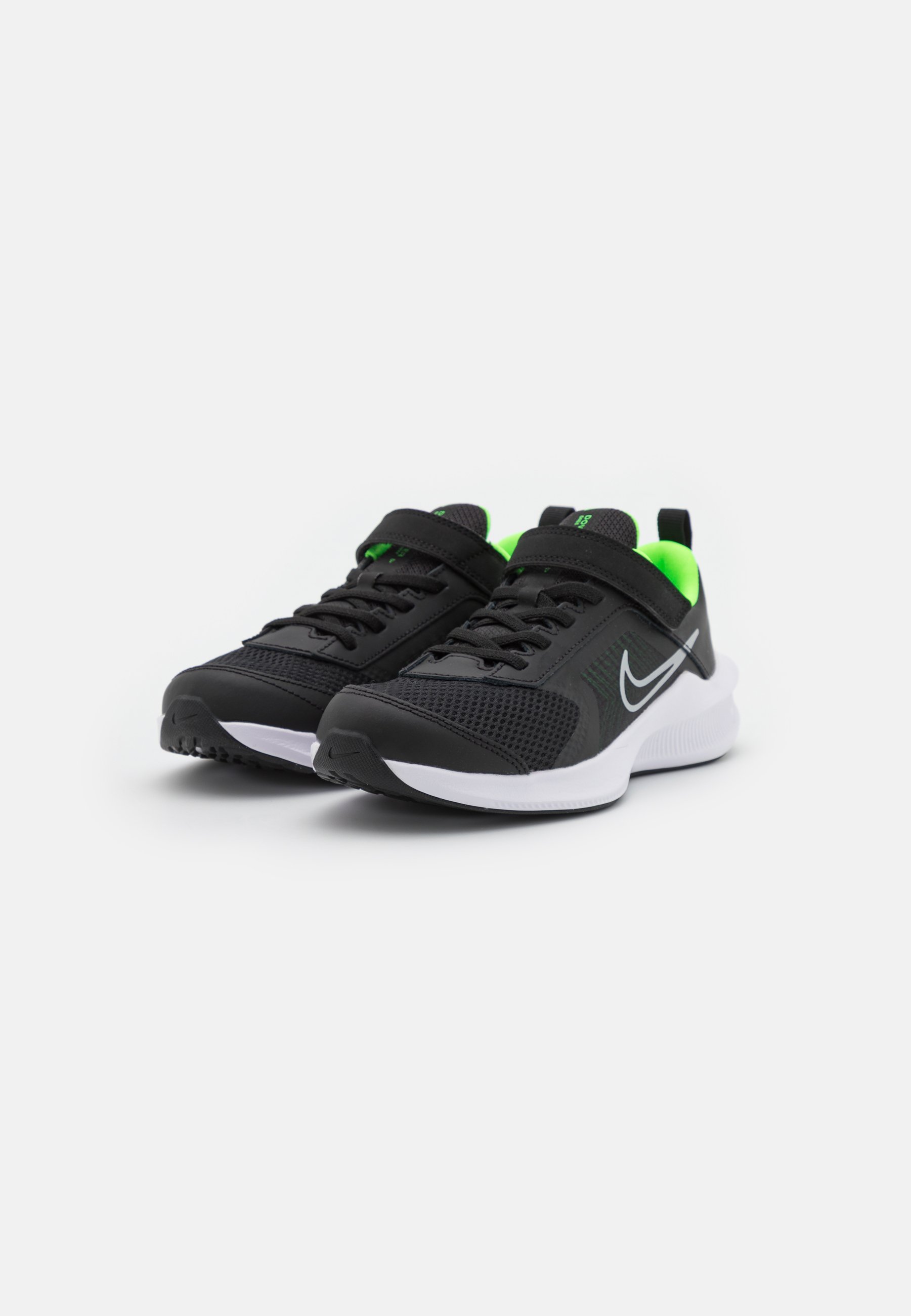 Nike Performance DOWNSHIFTER 11 UNISEX - Neutralios pronacijos bėgimo  bateliai - black/green strike/chrome/juoda - Zalando.lt