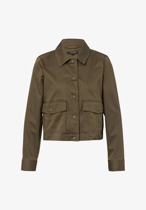 Oliwkowa krótka kurtka wykonana z gładkiego materiału, z zapięciem na guziki, dwoma przednimi kieszeniami oraz klasycznym kołnierzykiem.