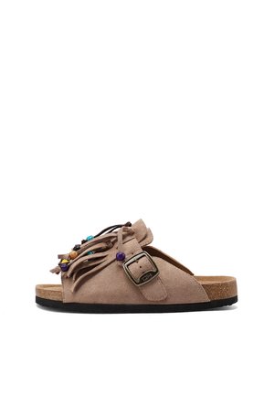 Sandalo infradito in camoscio color cuoio con soletta in sughero, cinturino regolabile con fibbia, nappe frangiate e dettagli con perline colorate sul lato.