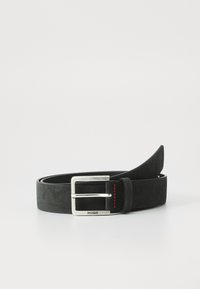 Mustan kankaisen vyön, jossa on suorakulmainen hope buckle, jota korostaa punainen ommel. Vyöllä on sileä pinta ja minimalistinen muotoilu.