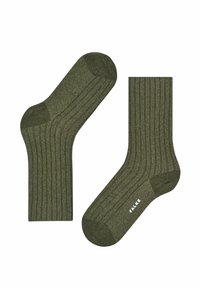 Calze a coste verde oliva con una texture morbida, dotate di aree rinforzate sulla punta e sul tallone. Il nome del brand "FALKE" è stampato in bianco.