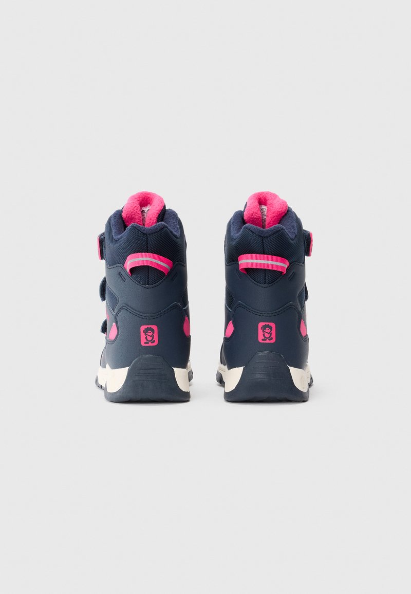 Navyblaue und rosa Kinderstiefel mit hohem Schaft, Rücken-Schlaufen und einer weißen Sohle, von hinten auf einem schlichten Hintergrund dargestellt.