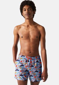 Costumi da bagno con uno sfondo azzurro chiaro, decorati con motivi colorati di pesci, fiori e lune. Coulisse arancione regolabile in vita.
