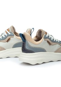 Zapatillas con una mezcla de cuero y ante, que presentan acentos en azul, beige y marino, un acabado texturizado y una suela blanca gruesa.