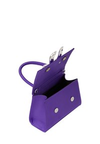 Borsa a tracolla in pelle viola con un design strutturato, dotata di una maniglia corta e chiusura magnetica. Include due scomparti interni.