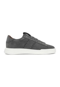 Baskets en daim gris avec une semelle en caoutchouc blanc, présentant des accents de couture minimalistes, des lacets ronds et un col rembourré pour le confort.
