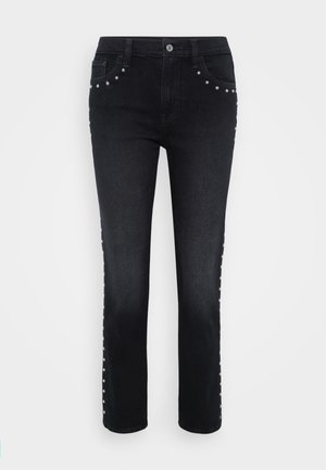 Čierne denimové džiny so rovný strihom, zdobené cvočkami pozdĺž vreciek a po bočných švoch. Klasický dizajn s piatimi vreckami.
