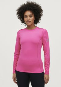 Langærmet atletisk skjorte i levende pink. Har en glat tekstur, rund hals og reflekterende detaljer på ærmerne. Slim fit design.