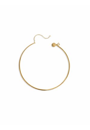 Collier ras-de-cou fin en or avec une petite chaîne de sécurité et un détail de fermoir rond sur fond blanc.