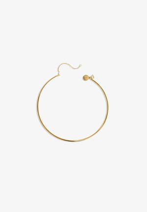 Collier ras-de-cou fin en or avec une petite chaîne de sécurité et un détail de fermoir rond sur fond blanc.