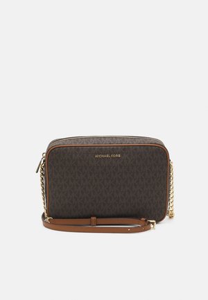 Brun rektangulær Michael Kors crossbody taske med guldkæde rem og lynlås lukning på en ensfarvet lys baggrund.