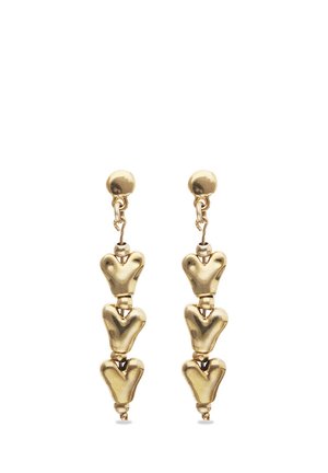 Pendientes colgantes de tono dorado con tres segmentos conectados en forma de corazón en cada pendiente, unidos a chapas redondas.