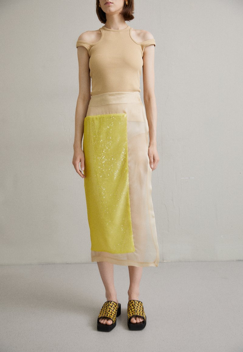 A.W.A.K.E. MODE SKIRT WITH SEQUIN DETAIL Jupe crayon beigeyellow