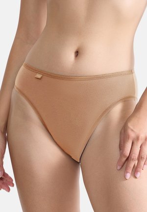 Beige trosor gjorda av slät tyg, med hög skärning, mjukt midjeband och minimala sömnadsdetaljer. Inga synliga mönster.