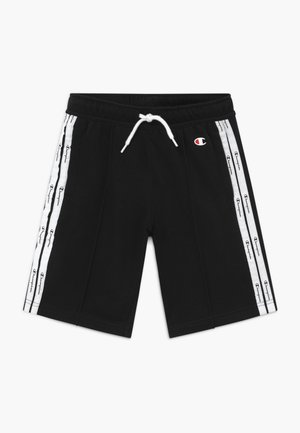 Schwarze Sportshorts mit weißen Seitenstreifen, die mit "Champion"-Markenlogo versehen sind, und einem Tunnelzug am Bund. Hergestellt aus weichem, atmungsaktivem Stoff.