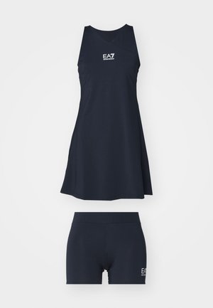 Tengerészeti sportos ruha egyszínű kialakítással, ujjatlan felsőrész és hozzáillő sortok, sima, rugalmas anyagból. Az EA7 logo jól látható.