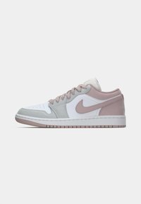 Les baskets Nike Air Jordan 1 Low présentent un dessus en cuir blanc avec des accents gris clair et rose, une semelle texturée et un bout perforé pour la respirabilité.