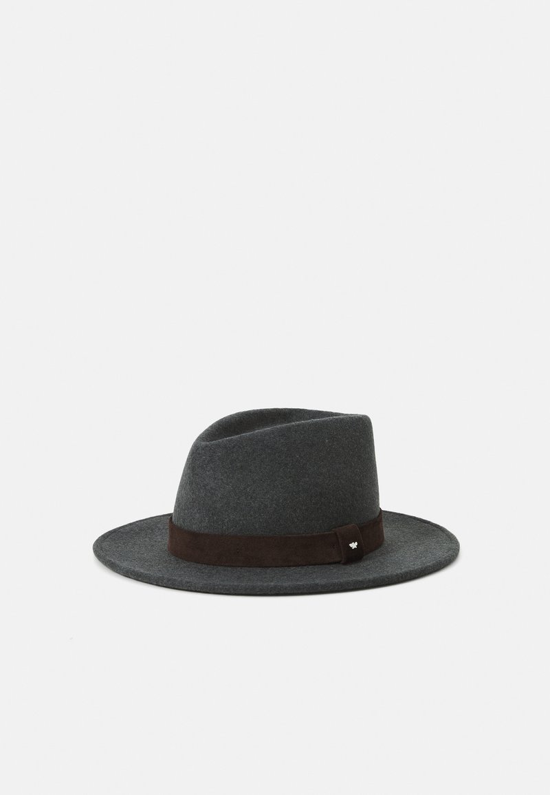 Grå filt fedora hat med et brunt ruskind bånd, der har en lille sølvdetalje. Rund krone og bred, flad skygge.