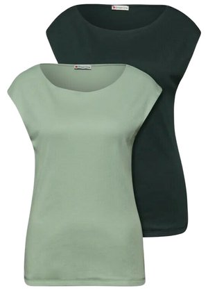 To ærmeløse dametoppe med rund hals i salviegrøn og sort, der overlapper hinanden med synlige mærkelapper på kraverne.