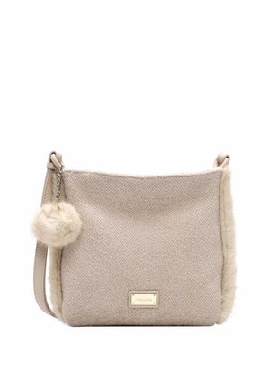 Beige tekstureret skuldertaske med en fluffy pompon-nøglering, pelskant på siderne og en lille metal brandplade foran.