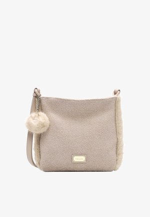 Borsa a tracolla beige dalla texture, con portachiavi con pon pon soffice, rifiniture in pelliccia ai lati e una piccola targhetta metallica del marchio sul davanti.
