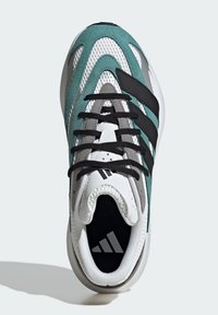 Sneaker mit einem oberen Teil in Türkis und Grau, Mesh-Einsätzen und schwarzen Streifen. Verfügt über eine weiße Zwischensohle und schwarze Schnürsenkel. Enthält ein Logo auf der Zunge.