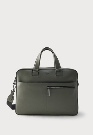 Servietă din piele verde închis cu mânere duble, curea de umăr detașabilă, buzunar frontal cu fermoar și logo „Lancel Paris” în relief.