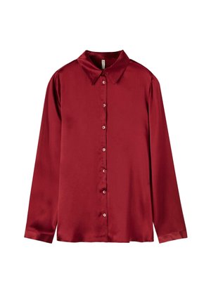 Blusa in satin a maniche lunghe con bottoni, di colore rosso scuro, con colletto appuntito e polsini semplici.